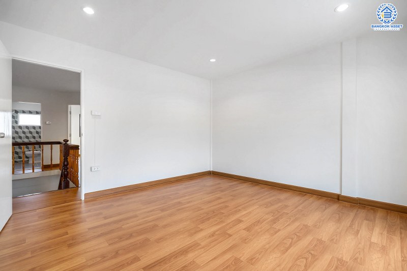 บ้านมือสองตกแต่งใหม่ ฟังก์ชั่นจัดเต็ม ม.พระปิ่น 2 ติดถนนบรมราชชนนี บ้านพร้อมอยู่ เนื้อที่ 17 ตร.ว. ดีไซน์ทันสมัย 2 ห้องนอน 2 ห้องน้ำ ครัวกว้าง บนทำเลสุดสะดวก เข้า-ออกได้ 2 เส้นทาง *เพียง 15 นาทีจากเซ็นทรัลปิ่นเกล้า ใกล้ม.มหิดล และจุดขึ้นทางด่วน "ศรีรัช"