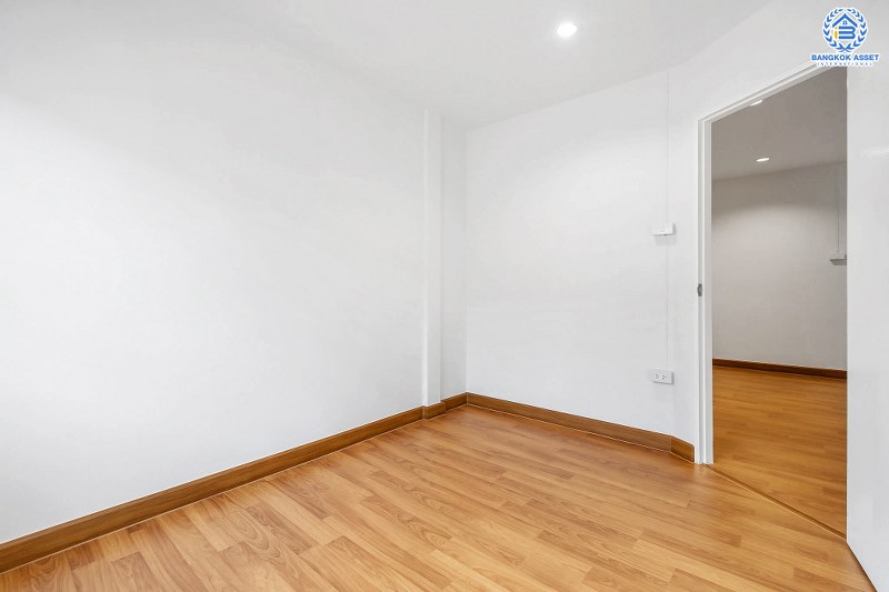 บ้านมือสองตกแต่งใหม่ ฟังก์ชั่นจัดเต็ม ม.พระปิ่น 2 ติดถนนบรมราชชนนี บ้านพร้อมอยู่ เนื้อที่ 17 ตร.ว. ดีไซน์ทันสมัย 2 ห้องนอน 2 ห้องน้ำ ครัวกว้าง บนทำเลสุดสะดวก เข้า-ออกได้ 2 เส้นทาง *เพียง 15 นาทีจากเซ็นทรัลปิ่นเกล้า ใกล้ม.มหิดล และจุดขึ้นทางด่วน "ศรีรัช"