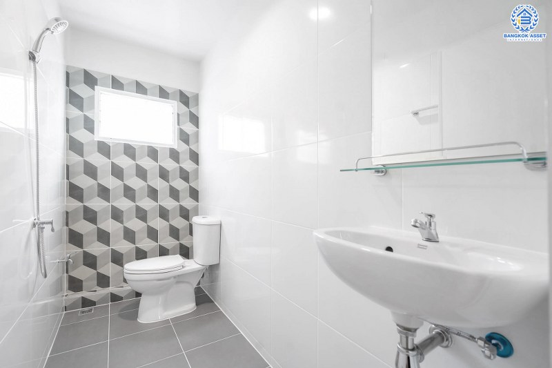 บ้านมือสองตกแต่งใหม่ ฟังก์ชั่นจัดเต็ม ม.พระปิ่น 2 ติดถนนบรมราชชนนี บ้านพร้อมอยู่ เนื้อที่ 17 ตร.ว. ดีไซน์ทันสมัย 2 ห้องนอน 2 ห้องน้ำ ครัวกว้าง บนทำเลสุดสะดวก เข้า-ออกได้ 2 เส้นทาง *เพียง 15 นาทีจากเซ็นทรัลปิ่นเกล้า ใกล้ม.มหิดล และจุดขึ้นทางด่วน "ศรีรัช"