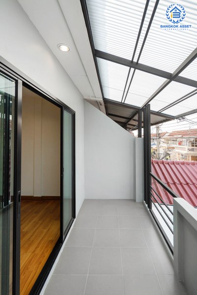 บ้านมือสองตกแต่งใหม่ ฟังก์ชั่นจัดเต็ม ม.พระปิ่น 2 ติดถนนบรมราชชนนี บ้านพร้อมอยู่ เนื้อที่ 17 ตร.ว. ดีไซน์ทันสมัย 2 ห้องนอน 2 ห้องน้ำ ครัวกว้าง บนทำเลสุดสะดวก เข้า-ออกได้ 2 เส้นทาง *เพียง 15 นาทีจากเซ็นทรัลปิ่นเกล้า ใกล้ม.มหิดล และจุดขึ้นทางด่วน "ศรีรัช"