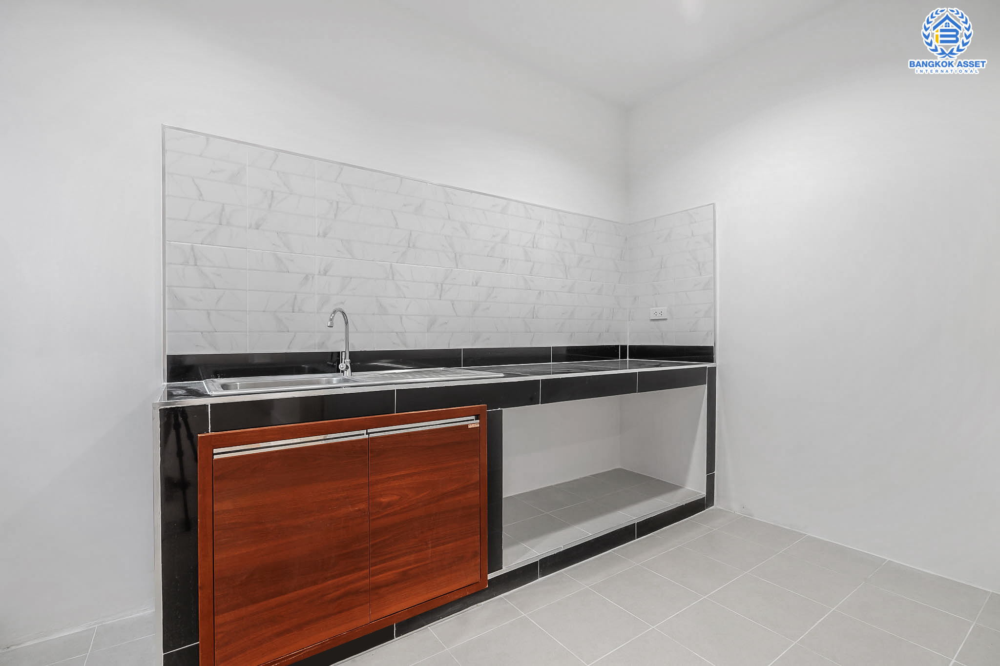 บ้านมือสองตกแต่งใหม่ โครงการ พฤกษาทาวน์ ราชพฤกษ์ พร้อมอยู่ เนื้อที่ 17.2 ตร.ว. ฟังก์ชั่น 3 ห้องนอน 2 ห้องน้ำ หน้ากว้าง 6 เมตร บนทำเลเดินทางสะดวก ติดถนนราชพฤกษ์ ใกล้วงเวียนพระรามห้า เซ็นทรัลเวสต์เกต ราคาพิเศษสุด!...