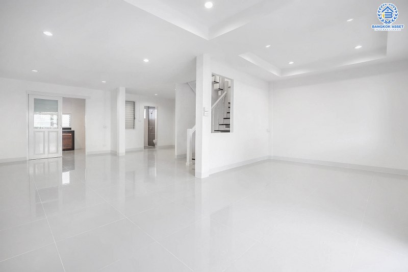 บ้านมือสองตกแต่งใหม่ ม.บุศรินทร์ วงแหวน (บ้านกล้วย-ไทรน้อย) คุณภาพแบรนด์ Land&House หลังใหญ่ กว้าง พร้อมอยู่ เนื้อที่ 30 ตร.ว. ฟังก์ชั่นครบ 3 ห้องนอน 2 ห้องน้ำ ตอบโจทย์ทุกการอยู่อาศัย บนทำเลคุณภาพ! ใกล้เซ็นทรัลเวสต์เกต และ รถไฟฟ้าสถานี "คลองบางไผ่"...