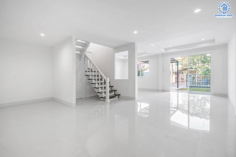 บ้านมือสองตกแต่งใหม่ ม.บุศรินทร์ วงแหวน (บ้านกล้วย-ไทรน้อย) คุณภาพแบรนด์ Land&House หลังใหญ่ กว้าง พร้อมอยู่ เนื้อที่ 30 ตร.ว. ฟังก์ชั่นครบ 3 ห้องนอน 2 ห้องน้ำ ตอบโจทย์ทุกการอยู่อาศัย บนทำเลคุณภาพ! ใกล้เซ็นทรัลเวสต์เกต และ รถไฟฟ้าสถานี "คลองบางไผ่"...