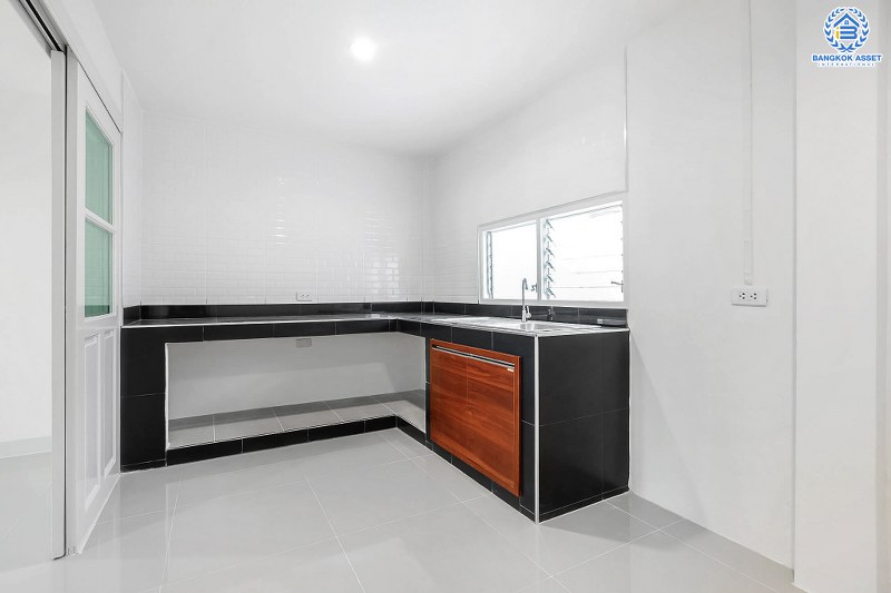 บ้านมือสองตกแต่งใหม่ ม.บุศรินทร์ วงแหวน (บ้านกล้วย-ไทรน้อย) คุณภาพแบรนด์ Land&House หลังใหญ่ กว้าง พร้อมอยู่ เนื้อที่ 30 ตร.ว. ฟังก์ชั่นครบ 3 ห้องนอน 2 ห้องน้ำ ตอบโจทย์ทุกการอยู่อาศัย บนทำเลคุณภาพ! ใกล้เซ็นทรัลเวสต์เกต และ รถไฟฟ้าสถานี "คลองบางไผ่"...