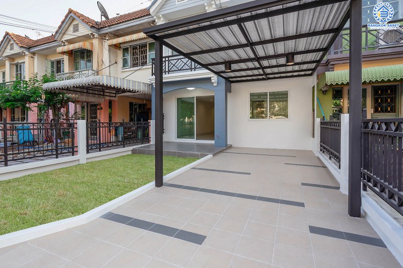 บ้านมือสองตกแต่งใหม่ ม.บุศรินทร์ วงแหวน (บ้านกล้วย-ไทรน้อย) คุณภาพแบรนด์ Land&House หลังใหญ่ กว้าง พร้อมอยู่ เนื้อที่ 30 ตร.ว. ฟังก์ชั่นครบ 3 ห้องนอน 2 ห้องน้ำ ตอบโจทย์ทุกการอยู่อาศัย บนทำเลคุณภาพ! ใกล้เซ็นทรัลเวสต์เกต และ รถไฟฟ้าสถานี "คลองบางไผ่"...