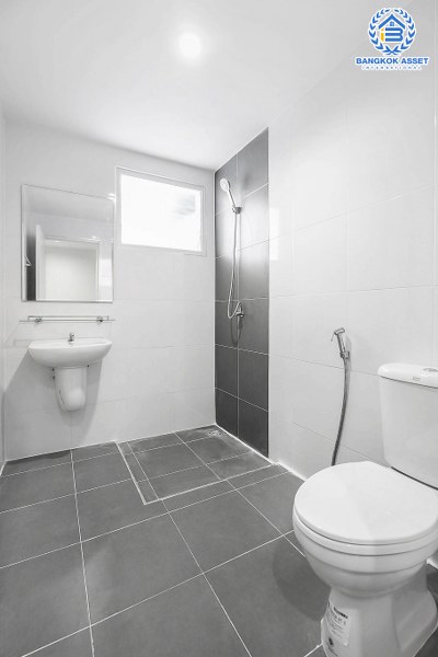 บ้านมือสองตกแต่งใหม่ ม.บุศรินทร์ วงแหวน (บ้านกล้วย-ไทรน้อย) คุณภาพแบรนด์ Land&House หลังใหญ่ กว้าง พร้อมอยู่ เนื้อที่ 30 ตร.ว. ฟังก์ชั่นครบ 3 ห้องนอน 2 ห้องน้ำ ตอบโจทย์ทุกการอยู่อาศัย บนทำเลคุณภาพ! ใกล้เซ็นทรัลเวสต์เกต และ รถไฟฟ้าสถานี "คลองบางไผ่"...