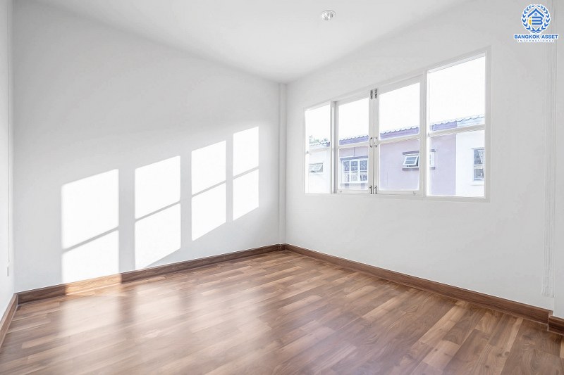 บ้านมือสองตกแต่งใหม่ ม.บุศรินทร์ วงแหวน (บ้านกล้วย-ไทรน้อย) คุณภาพแบรนด์ Land&House หลังใหญ่ กว้าง พร้อมอยู่ เนื้อที่ 30 ตร.ว. ฟังก์ชั่นครบ 3 ห้องนอน 2 ห้องน้ำ ตอบโจทย์ทุกการอยู่อาศัย บนทำเลคุณภาพ! ใกล้เซ็นทรัลเวสต์เกต และ รถไฟฟ้าสถานี "คลองบางไผ่"...