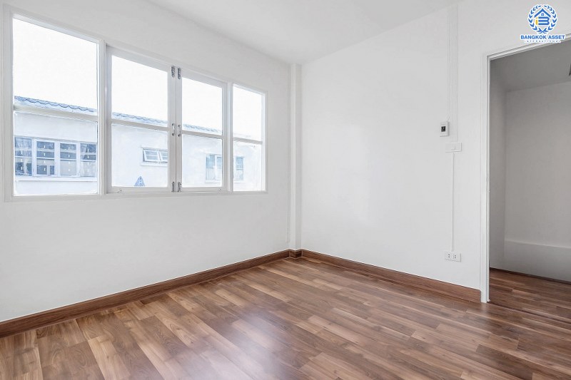 บ้านมือสองตกแต่งใหม่ ม.บุศรินทร์ วงแหวน (บ้านกล้วย-ไทรน้อย) คุณภาพแบรนด์ Land&House หลังใหญ่ กว้าง พร้อมอยู่ เนื้อที่ 30 ตร.ว. ฟังก์ชั่นครบ 3 ห้องนอน 2 ห้องน้ำ ตอบโจทย์ทุกการอยู่อาศัย บนทำเลคุณภาพ! ใกล้เซ็นทรัลเวสต์เกต และ รถไฟฟ้าสถานี "คลองบางไผ่"...