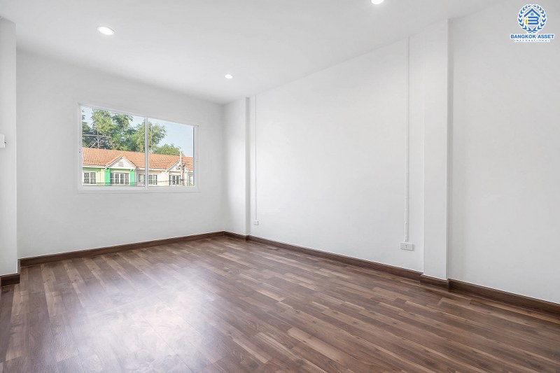 บ้านมือสองตกแต่งใหม่ ม.บุศรินทร์ วงแหวน (บ้านกล้วย-ไทรน้อย) คุณภาพแบรนด์ Land&House หลังใหญ่ กว้าง พร้อมอยู่ เนื้อที่ 30 ตร.ว. ฟังก์ชั่นครบ 3 ห้องนอน 2 ห้องน้ำ ตอบโจทย์ทุกการอยู่อาศัย บนทำเลคุณภาพ! ใกล้เซ็นทรัลเวสต์เกต และ รถไฟฟ้าสถานี "คลองบางไผ่"...