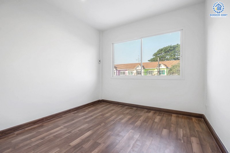 บ้านมือสองตกแต่งใหม่ ม.บุศรินทร์ วงแหวน (บ้านกล้วย-ไทรน้อย) คุณภาพแบรนด์ Land&House หลังใหญ่ กว้าง พร้อมอยู่ เนื้อที่ 30 ตร.ว. ฟังก์ชั่นครบ 3 ห้องนอน 2 ห้องน้ำ ตอบโจทย์ทุกการอยู่อาศัย บนทำเลคุณภาพ! ใกล้เซ็นทรัลเวสต์เกต และ รถไฟฟ้าสถานี "คลองบางไผ่"...