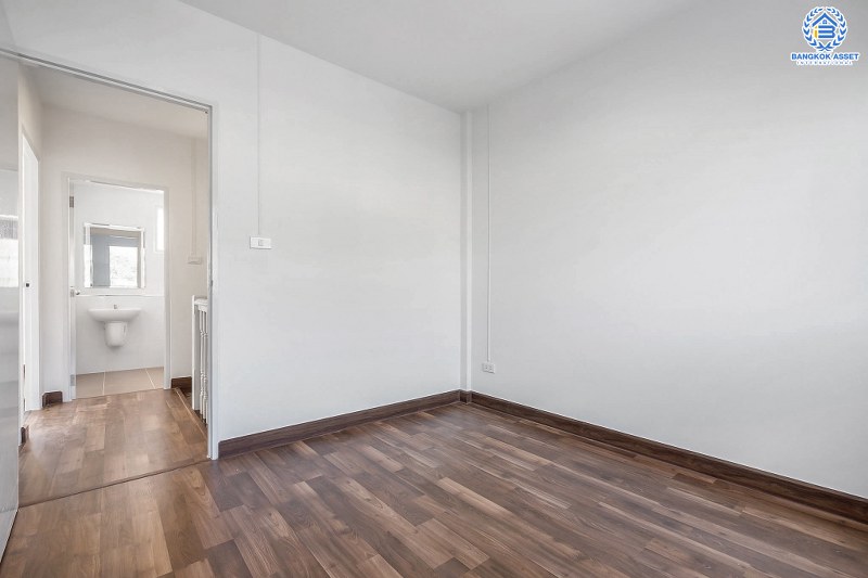 บ้านมือสองตกแต่งใหม่ ม.บุศรินทร์ วงแหวน (บ้านกล้วย-ไทรน้อย) คุณภาพแบรนด์ Land&House หลังใหญ่ กว้าง พร้อมอยู่ เนื้อที่ 30 ตร.ว. ฟังก์ชั่นครบ 3 ห้องนอน 2 ห้องน้ำ ตอบโจทย์ทุกการอยู่อาศัย บนทำเลคุณภาพ! ใกล้เซ็นทรัลเวสต์เกต และ รถไฟฟ้าสถานี "คลองบางไผ่"...