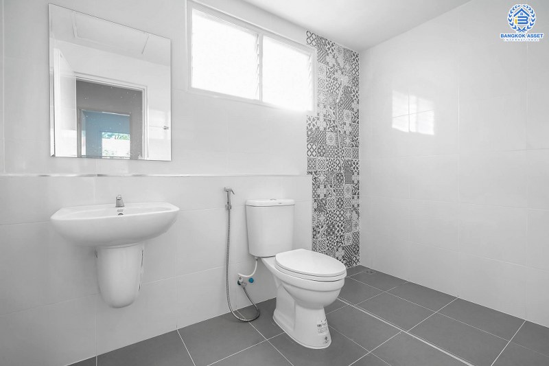 บ้านมือสองตกแต่งใหม่ ม.บุศรินทร์ วงแหวน (บ้านกล้วย-ไทรน้อย) คุณภาพแบรนด์ Land&House หลังใหญ่ กว้าง พร้อมอยู่ เนื้อที่ 30 ตร.ว. ฟังก์ชั่นครบ 3 ห้องนอน 2 ห้องน้ำ ตอบโจทย์ทุกการอยู่อาศัย บนทำเลคุณภาพ! ใกล้เซ็นทรัลเวสต์เกต และ รถไฟฟ้าสถานี "คลองบางไผ่"...