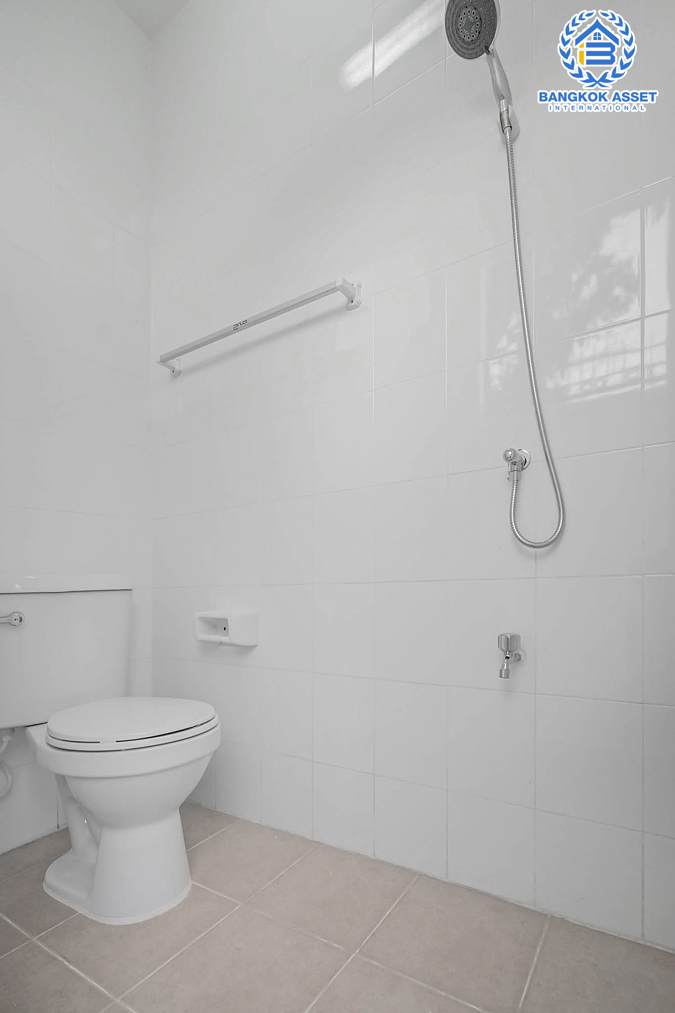 บ้านมือสองตกแต่งใหม่ หลังมุมสุดหรู เพอร์เฟค มาสเตอร์พีซ รัตนาธิเบศร์ หลังใหญ่ 73 ตร.ว. มากฟังก์ชั่น 3 ห้องนอน 4 ห้องน้ำ และห้องแม่บ้าน 1 ห้อง พร้อมบรรยากาศโครงการสุด Luxury บนทำเลเชื่อมต่อทุกการเดินทาง เพียง 400 เมตรถึง MRT ไทรม้า ใกล้จุดขึ้นทางด่วนงามวงศ์วาน