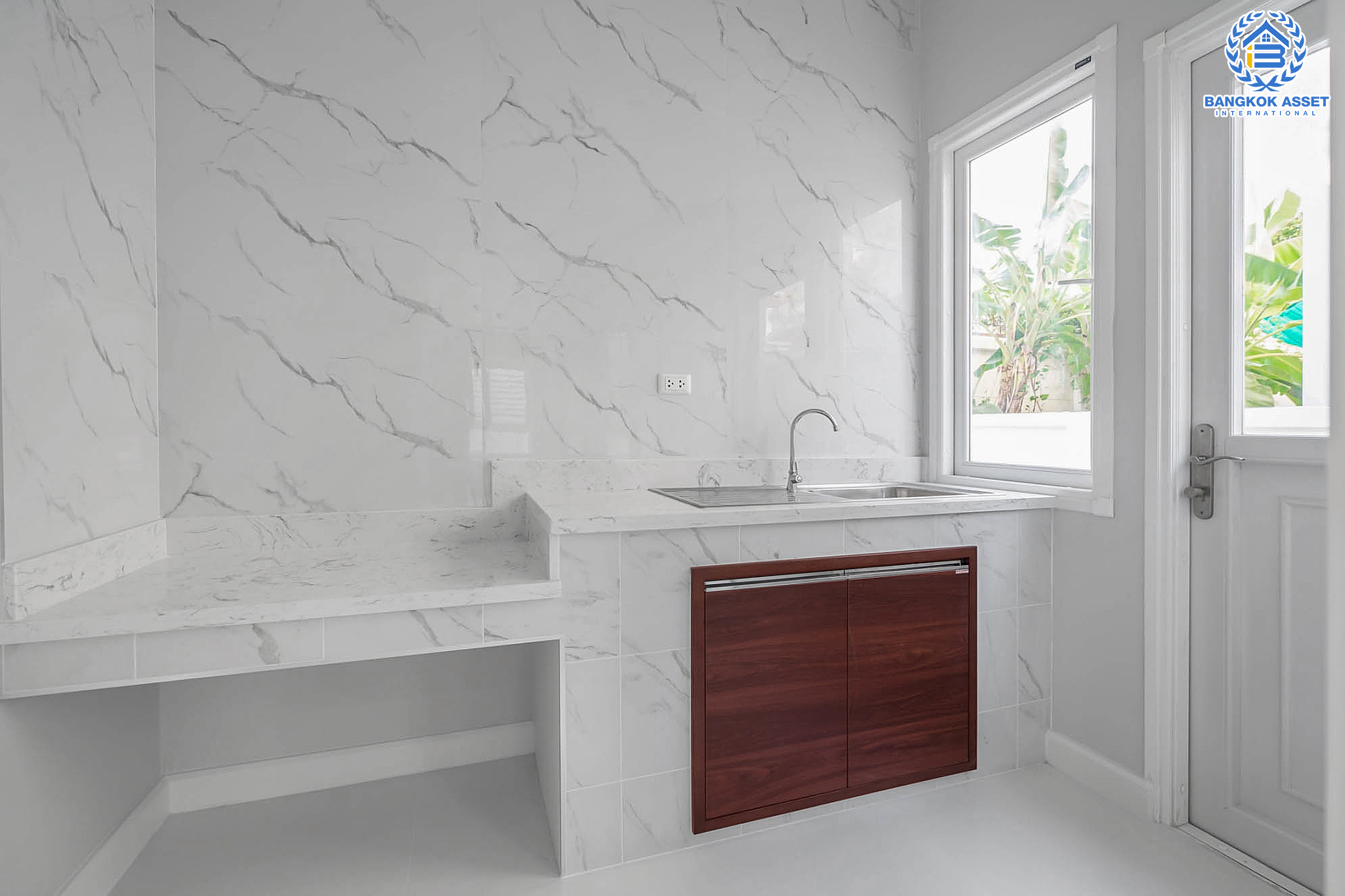 บ้านมือสองตกแต่งใหม่ หลังมุมสุดหรู เพอร์เฟค มาสเตอร์พีซ รัตนาธิเบศร์ หลังใหญ่ 73 ตร.ว. มากฟังก์ชั่น 3 ห้องนอน 4 ห้องน้ำ และห้องแม่บ้าน 1 ห้อง พร้อมบรรยากาศโครงการสุด Luxury บนทำเลเชื่อมต่อทุกการเดินทาง เพียง 400 เมตรถึง MRT ไทรม้า ใกล้จุดขึ้นทางด่วนงามวงศ์วาน