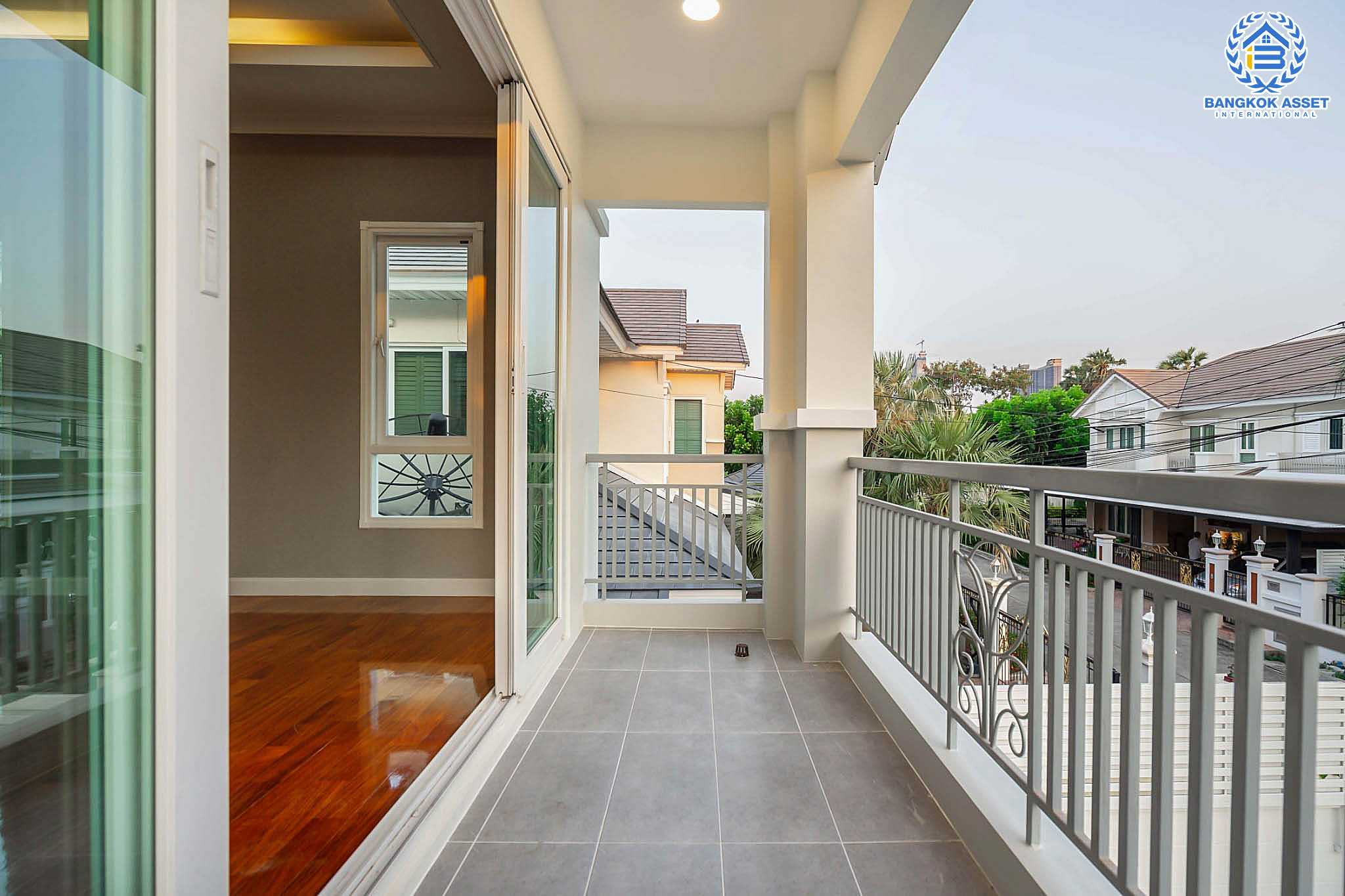 บ้านมือสองตกแต่งใหม่ หลังมุมสุดหรู เพอร์เฟค มาสเตอร์พีซ รัตนาธิเบศร์ หลังใหญ่ 73 ตร.ว. มากฟังก์ชั่น 3 ห้องนอน 4 ห้องน้ำ และห้องแม่บ้าน 1 ห้อง พร้อมบรรยากาศโครงการสุด Luxury บนทำเลเชื่อมต่อทุกการเดินทาง เพียง 400 เมตรถึง MRT ไทรม้า ใกล้จุดขึ้นทางด่วนงามวงศ์วาน