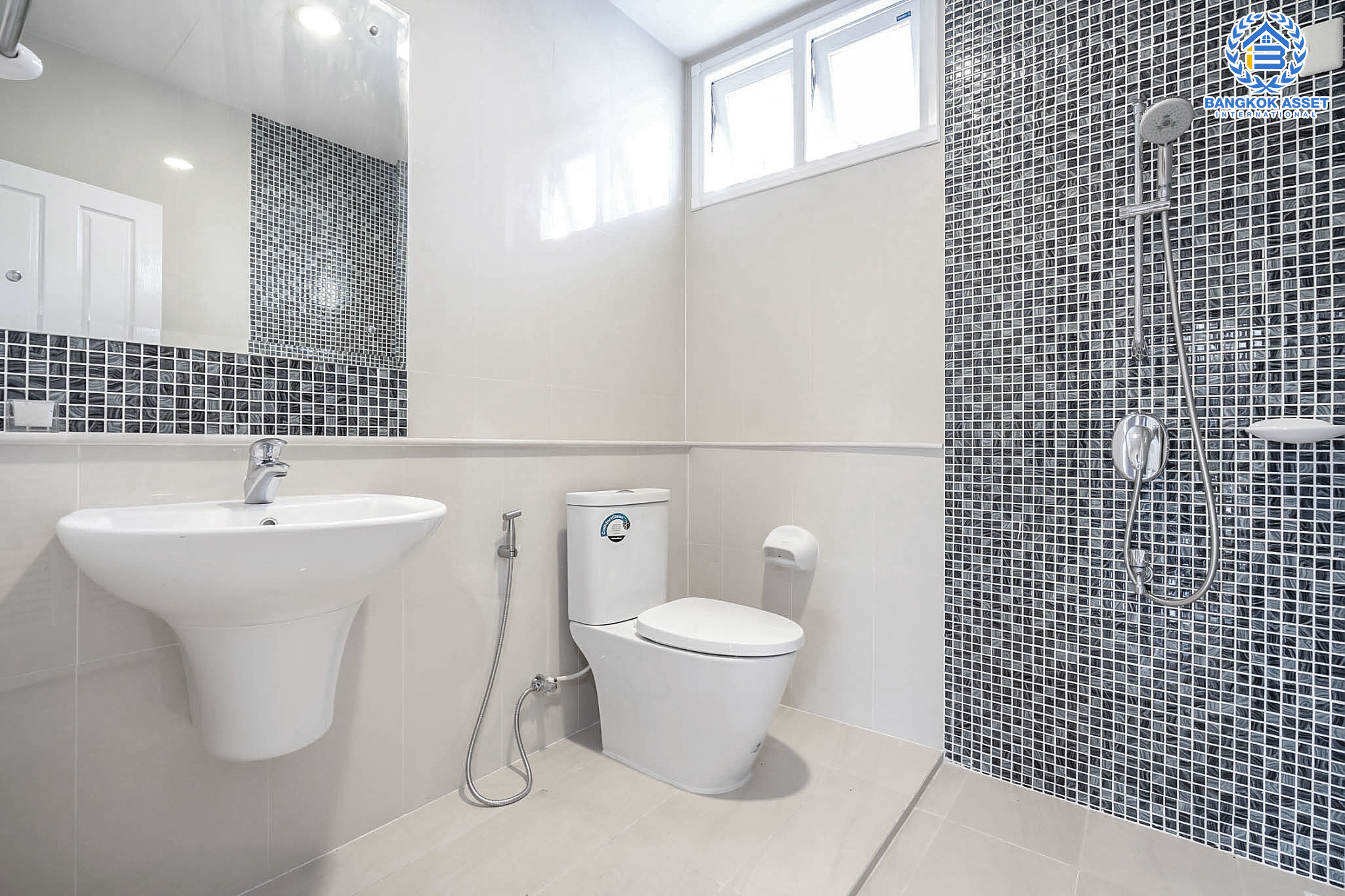 บ้านมือสองตกแต่งใหม่ หลังมุมสุดหรู เพอร์เฟค มาสเตอร์พีซ รัตนาธิเบศร์ หลังใหญ่ 73 ตร.ว. มากฟังก์ชั่น 3 ห้องนอน 4 ห้องน้ำ และห้องแม่บ้าน 1 ห้อง พร้อมบรรยากาศโครงการสุด Luxury บนทำเลเชื่อมต่อทุกการเดินทาง เพียง 400 เมตรถึง MRT ไทรม้า ใกล้จุดขึ้นทางด่วนงามวงศ์วาน