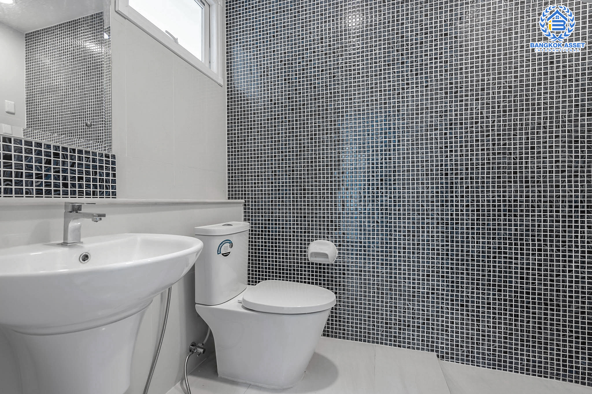 บ้านมือสองตกแต่งใหม่ หลังมุมสุดหรู เพอร์เฟค มาสเตอร์พีซ รัตนาธิเบศร์ หลังใหญ่ 73 ตร.ว. มากฟังก์ชั่น 3 ห้องนอน 4 ห้องน้ำ และห้องแม่บ้าน 1 ห้อง พร้อมบรรยากาศโครงการสุด Luxury บนทำเลเชื่อมต่อทุกการเดินทาง เพียง 400 เมตรถึง MRT ไทรม้า ใกล้จุดขึ้นทางด่วนงามวงศ์วาน