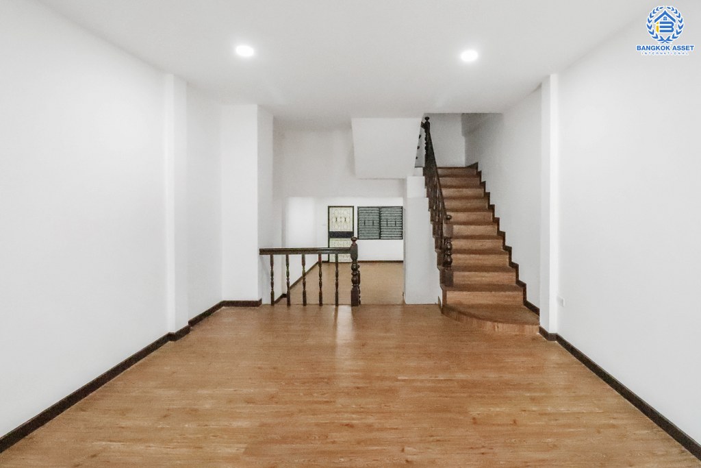 ทาวน์โฮมมือสองนนทบุรี ม.เสริมสุขนคร (ติวานนท์-แจ้งวัฒนะ) บ้านหลังใหญ่ เนื้อที่ 20 ตร.ว. ฟังก์ชั่น 3 ห้องนอน 2 ห้องน้ำ ภายในเล่นระดับ พื้นที่ใช้สอยกว้างขวาง บนทำเลเดินทางสะดวก เข้า-ออกได้ทั้งทางติวานนท์ และแจ้งวัฒนะ เพียง 15 นาทีถึงเซ็นทรัลแจ้งวัฒนะ...ราคาสุดคุ้ม! เพียง 2 ล้านต้นๆ...