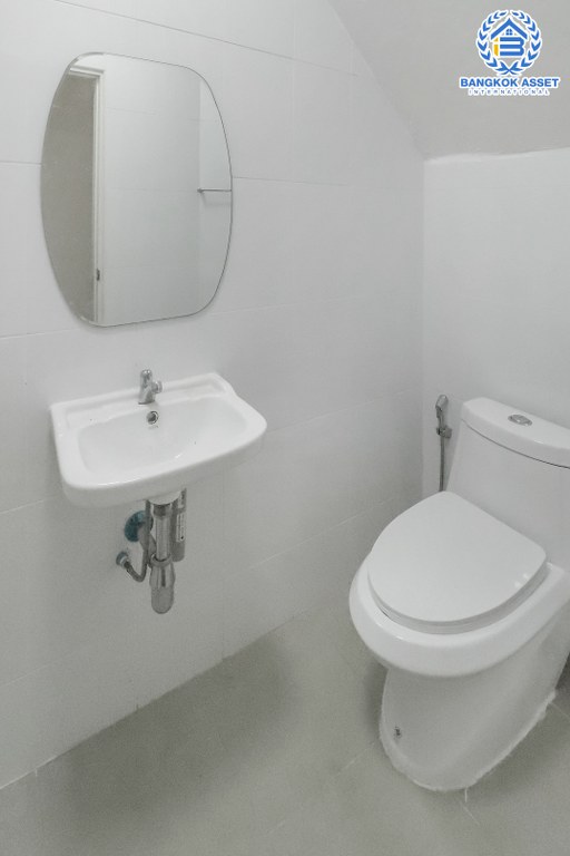 ทาวน์โฮมมือสองนนทบุรี ม.เสริมสุขนคร (ติวานนท์-แจ้งวัฒนะ) บ้านหลังใหญ่ เนื้อที่ 20 ตร.ว. ฟังก์ชั่น 3 ห้องนอน 2 ห้องน้ำ ภายในเล่นระดับ พื้นที่ใช้สอยกว้างขวาง บนทำเลเดินทางสะดวก เข้า-ออกได้ทั้งทางติวานนท์ และแจ้งวัฒนะ เพียง 15 นาทีถึงเซ็นทรัลแจ้งวัฒนะ...ราคาสุดคุ้ม! เพียง 2 ล้านต้นๆ...