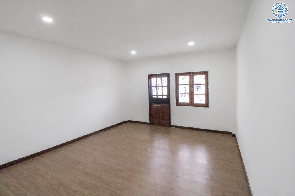 ทาวน์โฮมมือสองนนทบุรี ม.เสริมสุขนคร (ติวานนท์-แจ้งวัฒนะ) บ้านหลังใหญ่ เนื้อที่ 20 ตร.ว. ฟังก์ชั่น 3 ห้องนอน 2 ห้องน้ำ ภายในเล่นระดับ พื้นที่ใช้สอยกว้างขวาง บนทำเลเดินทางสะดวก เข้า-ออกได้ทั้งทางติวานนท์ และแจ้งวัฒนะ เพียง 15 นาทีถึงเซ็นทรัลแจ้งวัฒนะ...ราคาสุดคุ้ม! เพียง 2 ล้านต้นๆ...