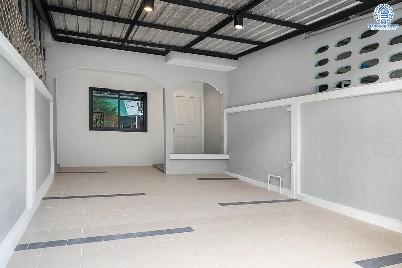 บ้านมือสองตกแต่งใหม่ ใกล้รถไฟฟ้า! ม.นารีนคร ติดถนนรัตนาธิเบศร์ พร้อมอยู่ แต่งครบดีไซน์ทันสมัย ฟังก์ชั่น 2 ห้องนอนใหญ่ 2 ห้องน้ำ ต่อเติมครัวเคาน์เตอร์ และโรงรถ บนทำเลดีที่สุด! ใกล้เซ็นทรัลรัตนาธิเบศร์ และรถไฟฟ้า สถานี"บางกระสอ"...