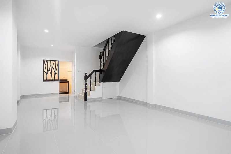 บ้านมือสองตกแต่งใหม่ ใกล้รถไฟฟ้า! ม.นารีนคร ติดถนนรัตนาธิเบศร์ พร้อมอยู่ แต่งครบดีไซน์ทันสมัย ฟังก์ชั่น 2 ห้องนอนใหญ่ 2 ห้องน้ำ ต่อเติมครัวเคาน์เตอร์ และโรงรถ บนทำเลดีที่สุด! ใกล้เซ็นทรัลรัตนาธิเบศร์ และรถไฟฟ้า สถานี"บางกระสอ"...