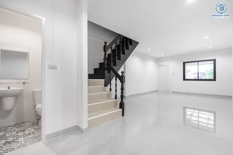 บ้านมือสองตกแต่งใหม่ ใกล้รถไฟฟ้า! ม.นารีนคร ติดถนนรัตนาธิเบศร์ พร้อมอยู่ แต่งครบดีไซน์ทันสมัย ฟังก์ชั่น 2 ห้องนอนใหญ่ 2 ห้องน้ำ ต่อเติมครัวเคาน์เตอร์ และโรงรถ บนทำเลดีที่สุด! ใกล้เซ็นทรัลรัตนาธิเบศร์ และรถไฟฟ้า สถานี"บางกระสอ"...