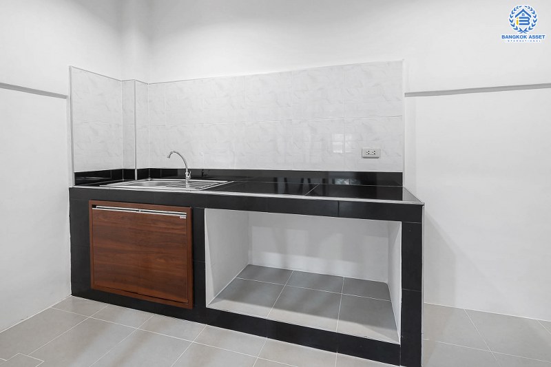 บ้านมือสองตกแต่งใหม่ ใกล้รถไฟฟ้า! ม.นารีนคร ติดถนนรัตนาธิเบศร์ พร้อมอยู่ แต่งครบดีไซน์ทันสมัย ฟังก์ชั่น 2 ห้องนอนใหญ่ 2 ห้องน้ำ ต่อเติมครัวเคาน์เตอร์ และโรงรถ บนทำเลดีที่สุด! ใกล้เซ็นทรัลรัตนาธิเบศร์ และรถไฟฟ้า สถานี"บางกระสอ"...