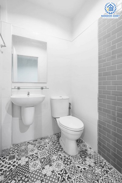 บ้านมือสองตกแต่งใหม่ ใกล้รถไฟฟ้า! ม.นารีนคร ติดถนนรัตนาธิเบศร์ พร้อมอยู่ แต่งครบดีไซน์ทันสมัย ฟังก์ชั่น 2 ห้องนอนใหญ่ 2 ห้องน้ำ ต่อเติมครัวเคาน์เตอร์ และโรงรถ บนทำเลดีที่สุด! ใกล้เซ็นทรัลรัตนาธิเบศร์ และรถไฟฟ้า สถานี"บางกระสอ"...