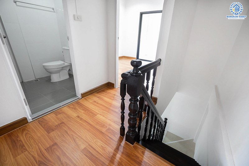 บ้านมือสองตกแต่งใหม่ ใกล้รถไฟฟ้า! ม.นารีนคร ติดถนนรัตนาธิเบศร์ พร้อมอยู่ แต่งครบดีไซน์ทันสมัย ฟังก์ชั่น 2 ห้องนอนใหญ่ 2 ห้องน้ำ ต่อเติมครัวเคาน์เตอร์ และโรงรถ บนทำเลดีที่สุด! ใกล้เซ็นทรัลรัตนาธิเบศร์ และรถไฟฟ้า สถานี"บางกระสอ"...