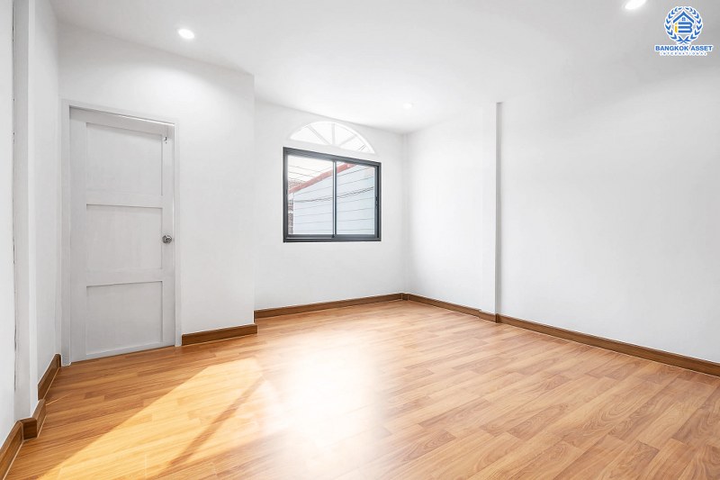 บ้านมือสองตกแต่งใหม่ ใกล้รถไฟฟ้า! ม.นารีนคร ติดถนนรัตนาธิเบศร์ พร้อมอยู่ แต่งครบดีไซน์ทันสมัย ฟังก์ชั่น 2 ห้องนอนใหญ่ 2 ห้องน้ำ ต่อเติมครัวเคาน์เตอร์ และโรงรถ บนทำเลดีที่สุด! ใกล้เซ็นทรัลรัตนาธิเบศร์ และรถไฟฟ้า สถานี"บางกระสอ"...