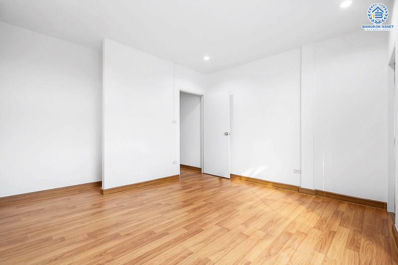 บ้านมือสองตกแต่งใหม่ ใกล้รถไฟฟ้า! ม.นารีนคร ติดถนนรัตนาธิเบศร์ พร้อมอยู่ แต่งครบดีไซน์ทันสมัย ฟังก์ชั่น 2 ห้องนอนใหญ่ 2 ห้องน้ำ ต่อเติมครัวเคาน์เตอร์ และโรงรถ บนทำเลดีที่สุด! ใกล้เซ็นทรัลรัตนาธิเบศร์ และรถไฟฟ้า สถานี"บางกระสอ"...