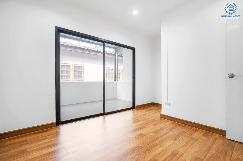 บ้านมือสองตกแต่งใหม่ ใกล้รถไฟฟ้า! ม.นารีนคร ติดถนนรัตนาธิเบศร์ พร้อมอยู่ แต่งครบดีไซน์ทันสมัย ฟังก์ชั่น 2 ห้องนอนใหญ่ 2 ห้องน้ำ ต่อเติมครัวเคาน์เตอร์ และโรงรถ บนทำเลดีที่สุด! ใกล้เซ็นทรัลรัตนาธิเบศร์ และรถไฟฟ้า สถานี"บางกระสอ"...