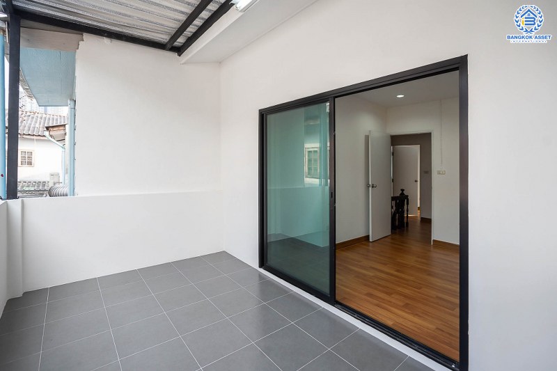 บ้านมือสองตกแต่งใหม่ ใกล้รถไฟฟ้า! ม.นารีนคร ติดถนนรัตนาธิเบศร์ พร้อมอยู่ แต่งครบดีไซน์ทันสมัย ฟังก์ชั่น 2 ห้องนอนใหญ่ 2 ห้องน้ำ ต่อเติมครัวเคาน์เตอร์ และโรงรถ บนทำเลดีที่สุด! ใกล้เซ็นทรัลรัตนาธิเบศร์ และรถไฟฟ้า สถานี"บางกระสอ"...