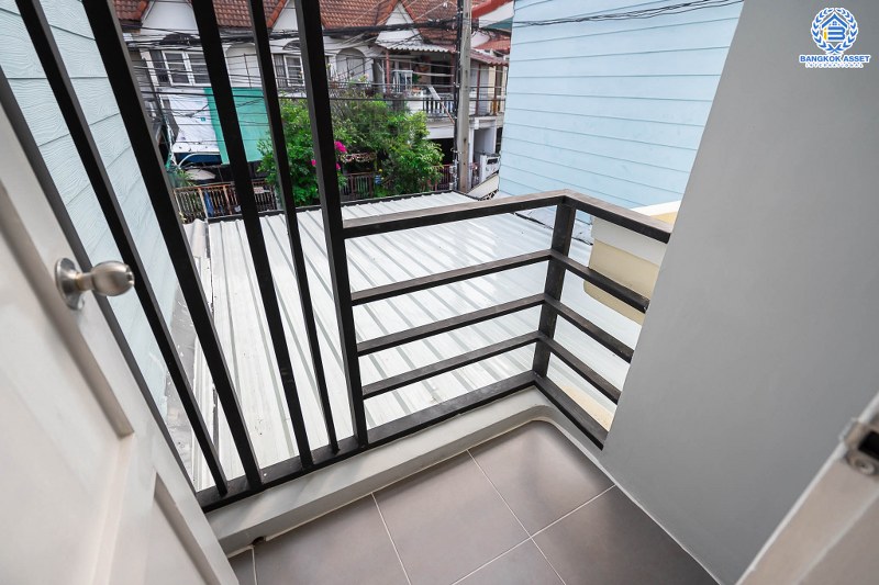 บ้านมือสองตกแต่งใหม่ ใกล้รถไฟฟ้า! ม.นารีนคร ติดถนนรัตนาธิเบศร์ พร้อมอยู่ แต่งครบดีไซน์ทันสมัย ฟังก์ชั่น 2 ห้องนอนใหญ่ 2 ห้องน้ำ ต่อเติมครัวเคาน์เตอร์ และโรงรถ บนทำเลดีที่สุด! ใกล้เซ็นทรัลรัตนาธิเบศร์ และรถไฟฟ้า สถานี"บางกระสอ"...