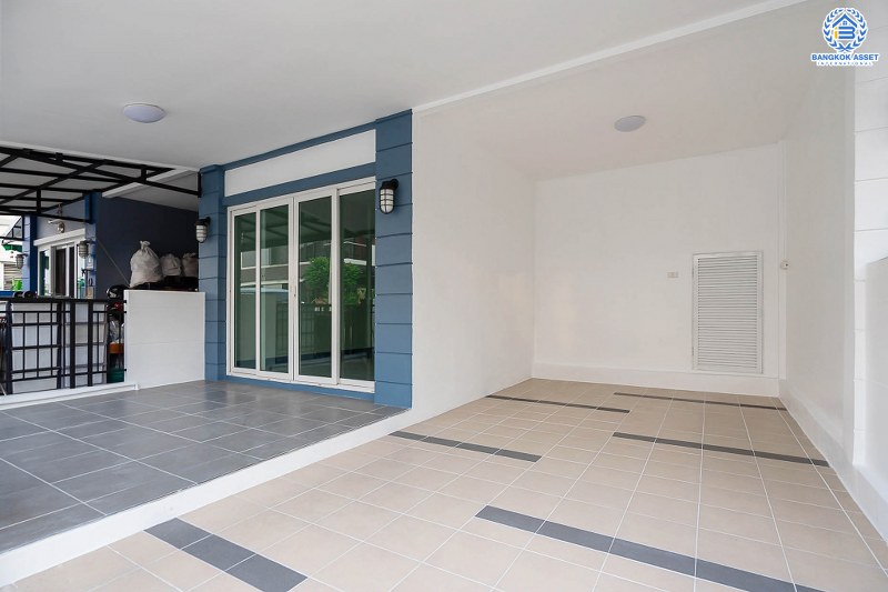 บ้านมือสองตกแต่งใหม่ โครงการ เดอะวิลล่า ราชพฤกษ์-ท่าอิฐ (Property Perfect) บ้านพร้อมอยู่ ฟังก์ชั่นครบ! เนื้อที่ 18 ตร.ว. 3 ห้องนอน 2 ห้องน้ำ รองรับทุกการอยู่อาศัย บนทำเลใกล้รถไฟฟ้า สถานีบางรักน้อยท่าอิฐ เชื่อมต่อทั้งถ.รัตนาธิเบศร์ และถ.ราชพฤกษ์