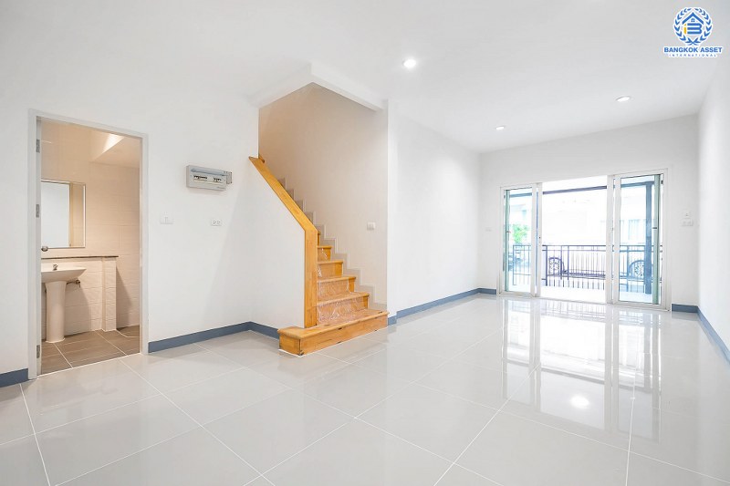 บ้านมือสองตกแต่งใหม่ โครงการ เดอะวิลล่า ราชพฤกษ์-ท่าอิฐ (Property Perfect) บ้านพร้อมอยู่ ฟังก์ชั่นครบ! เนื้อที่ 18 ตร.ว. 3 ห้องนอน 2 ห้องน้ำ รองรับทุกการอยู่อาศัย บนทำเลใกล้รถไฟฟ้า สถานีบางรักน้อยท่าอิฐ เชื่อมต่อทั้งถ.รัตนาธิเบศร์ และถ.ราชพฤกษ์