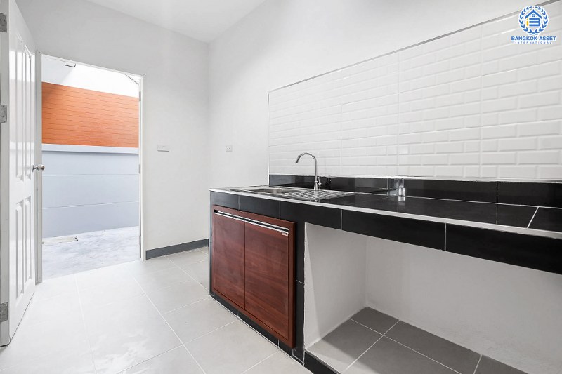 บ้านมือสองตกแต่งใหม่ โครงการ เดอะวิลล่า ราชพฤกษ์-ท่าอิฐ (Property Perfect) บ้านพร้อมอยู่ ฟังก์ชั่นครบ! เนื้อที่ 18 ตร.ว. 3 ห้องนอน 2 ห้องน้ำ รองรับทุกการอยู่อาศัย บนทำเลใกล้รถไฟฟ้า สถานีบางรักน้อยท่าอิฐ เชื่อมต่อทั้งถ.รัตนาธิเบศร์ และถ.ราชพฤกษ์