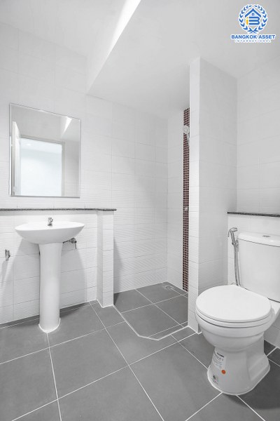 บ้านมือสองตกแต่งใหม่ โครงการ เดอะวิลล่า ราชพฤกษ์-ท่าอิฐ (Property Perfect) บ้านพร้อมอยู่ ฟังก์ชั่นครบ! เนื้อที่ 18 ตร.ว. 3 ห้องนอน 2 ห้องน้ำ รองรับทุกการอยู่อาศัย บนทำเลใกล้รถไฟฟ้า สถานีบางรักน้อยท่าอิฐ เชื่อมต่อทั้งถ.รัตนาธิเบศร์ และถ.ราชพฤกษ์