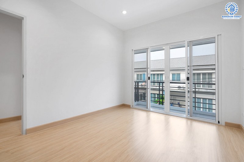 บ้านมือสองตกแต่งใหม่ โครงการ เดอะวิลล่า ราชพฤกษ์-ท่าอิฐ (Property Perfect) บ้านพร้อมอยู่ ฟังก์ชั่นครบ! เนื้อที่ 18 ตร.ว. 3 ห้องนอน 2 ห้องน้ำ รองรับทุกการอยู่อาศัย บนทำเลใกล้รถไฟฟ้า สถานีบางรักน้อยท่าอิฐ เชื่อมต่อทั้งถ.รัตนาธิเบศร์ และถ.ราชพฤกษ์