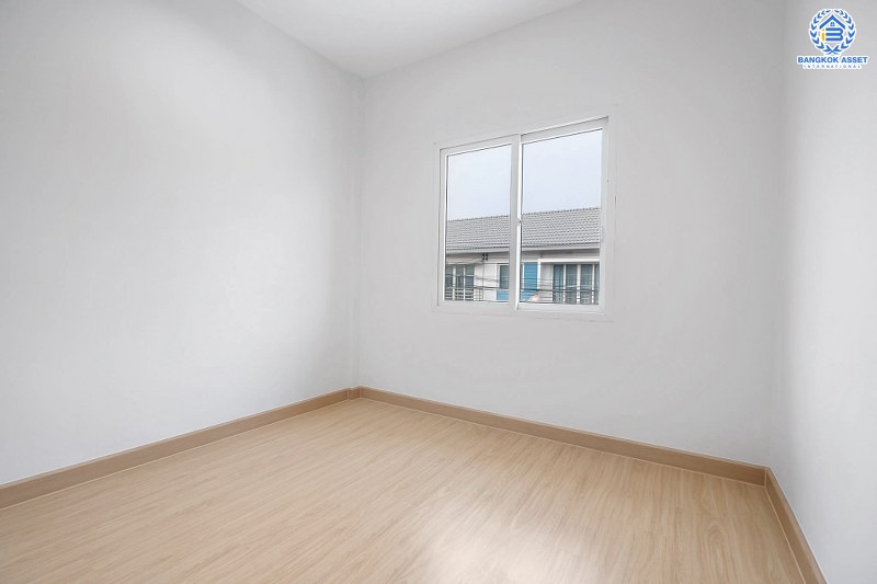 บ้านมือสองตกแต่งใหม่ โครงการ เดอะวิลล่า ราชพฤกษ์-ท่าอิฐ (Property Perfect) บ้านพร้อมอยู่ ฟังก์ชั่นครบ! เนื้อที่ 18 ตร.ว. 3 ห้องนอน 2 ห้องน้ำ รองรับทุกการอยู่อาศัย บนทำเลใกล้รถไฟฟ้า สถานีบางรักน้อยท่าอิฐ เชื่อมต่อทั้งถ.รัตนาธิเบศร์ และถ.ราชพฤกษ์