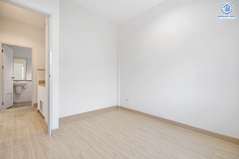 บ้านมือสองตกแต่งใหม่ โครงการ เดอะวิลล่า ราชพฤกษ์-ท่าอิฐ (Property Perfect) บ้านพร้อมอยู่ ฟังก์ชั่นครบ! เนื้อที่ 18 ตร.ว. 3 ห้องนอน 2 ห้องน้ำ รองรับทุกการอยู่อาศัย บนทำเลใกล้รถไฟฟ้า สถานีบางรักน้อยท่าอิฐ เชื่อมต่อทั้งถ.รัตนาธิเบศร์ และถ.ราชพฤกษ์