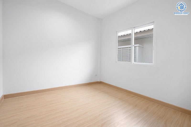 บ้านมือสองตกแต่งใหม่ โครงการ เดอะวิลล่า ราชพฤกษ์-ท่าอิฐ (Property Perfect) บ้านพร้อมอยู่ ฟังก์ชั่นครบ! เนื้อที่ 18 ตร.ว. 3 ห้องนอน 2 ห้องน้ำ รองรับทุกการอยู่อาศัย บนทำเลใกล้รถไฟฟ้า สถานีบางรักน้อยท่าอิฐ เชื่อมต่อทั้งถ.รัตนาธิเบศร์ และถ.ราชพฤกษ์