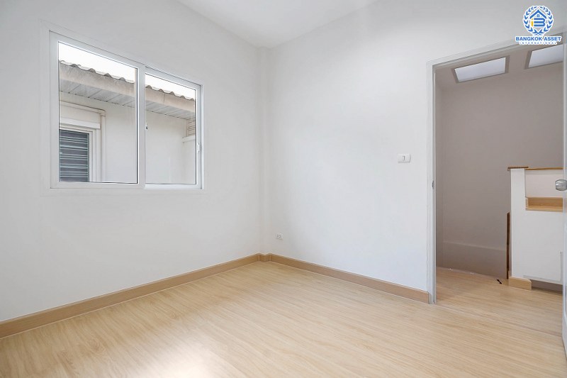 บ้านมือสองตกแต่งใหม่ โครงการ เดอะวิลล่า ราชพฤกษ์-ท่าอิฐ (Property Perfect) บ้านพร้อมอยู่ ฟังก์ชั่นครบ! เนื้อที่ 18 ตร.ว. 3 ห้องนอน 2 ห้องน้ำ รองรับทุกการอยู่อาศัย บนทำเลใกล้รถไฟฟ้า สถานีบางรักน้อยท่าอิฐ เชื่อมต่อทั้งถ.รัตนาธิเบศร์ และถ.ราชพฤกษ์