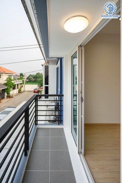 บ้านมือสองตกแต่งใหม่ โครงการ เดอะวิลล่า ราชพฤกษ์-ท่าอิฐ (Property Perfect) บ้านพร้อมอยู่ ฟังก์ชั่นครบ! เนื้อที่ 18 ตร.ว. 3 ห้องนอน 2 ห้องน้ำ รองรับทุกการอยู่อาศัย บนทำเลใกล้รถไฟฟ้า สถานีบางรักน้อยท่าอิฐ เชื่อมต่อทั้งถ.รัตนาธิเบศร์ และถ.ราชพฤกษ์