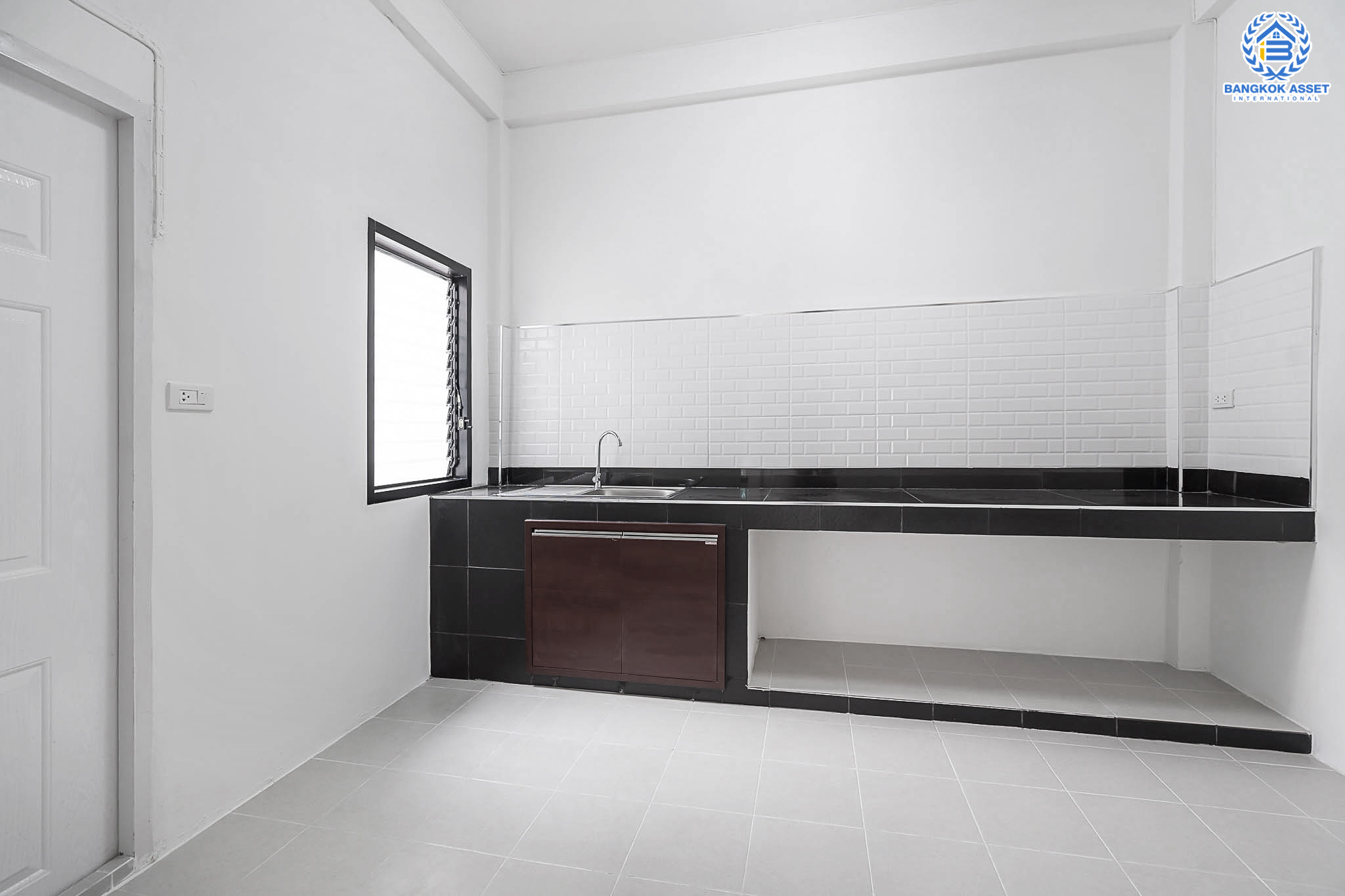 บ้านมือสองตกแต่งใหม่ ม.บัวทอง2 บางใหญ่-เซ็นทรัลเวสต์เกต เพียง 50 เมตรจากรถไฟฟ้า "สถานีคลองบางไผ่" บ้านกว้าง พร้อมอยู่ เนื้อที่ 30 ตร.ว. ฟังก์ชั่น 3 ห้องนอน 2 ห้องน้ำ เดินทางสะดวก เชื่อมต่อหลายเส้นทาง มีรถประจำทางผ่านหลายสาย ราคาพิเศษสุด!...