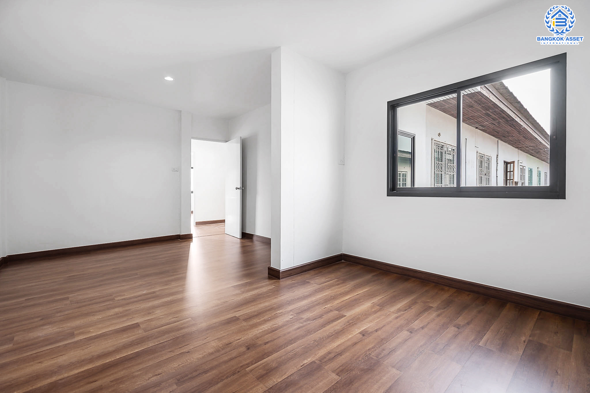 บ้านมือสองตกแต่งใหม่ ม.บัวทอง2 บางใหญ่-เซ็นทรัลเวสต์เกต เพียง 50 เมตรจากรถไฟฟ้า "สถานีคลองบางไผ่" บ้านกว้าง พร้อมอยู่ เนื้อที่ 30 ตร.ว. ฟังก์ชั่น 3 ห้องนอน 2 ห้องน้ำ เดินทางสะดวก เชื่อมต่อหลายเส้นทาง มีรถประจำทางผ่านหลายสาย ราคาพิเศษสุด!...