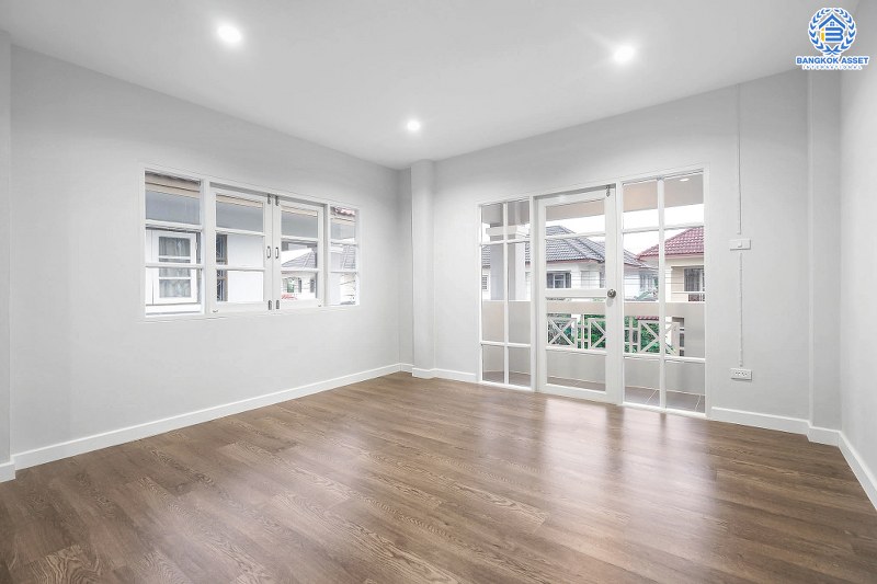 บ้านมือสองตกแต่งใหม่ ม.ลภาวัน9 ชัยพฤกษ์-ปากเกร็ด พบความสุขไซส์ใหญ่ ในราคาสุดคุ้ม! บนเนื้อที่ 60 ตร.ว. ฟังก์ชั่น 3 ห้องนอน 2 ห้องน้ำ 2 ที่จอดรถ บนทำเลที่ดีที่สุด เพียง 350 เมตรจากถนนชัยพฤกษ์ ใกล้เซ็นทรัลแจ้งวัฒนะ และรถไฟฟ้าสายสีม่วง "สถานีบางพลู"...