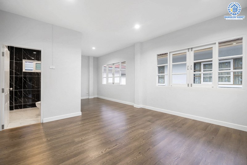 บ้านมือสองตกแต่งใหม่ ม.ลภาวัน9 ชัยพฤกษ์-ปากเกร็ด พบความสุขไซส์ใหญ่ ในราคาสุดคุ้ม! บนเนื้อที่ 60 ตร.ว. ฟังก์ชั่น 3 ห้องนอน 2 ห้องน้ำ 2 ที่จอดรถ บนทำเลที่ดีที่สุด เพียง 350 เมตรจากถนนชัยพฤกษ์ ใกล้เซ็นทรัลแจ้งวัฒนะ และรถไฟฟ้าสายสีม่วง "สถานีบางพลู"...