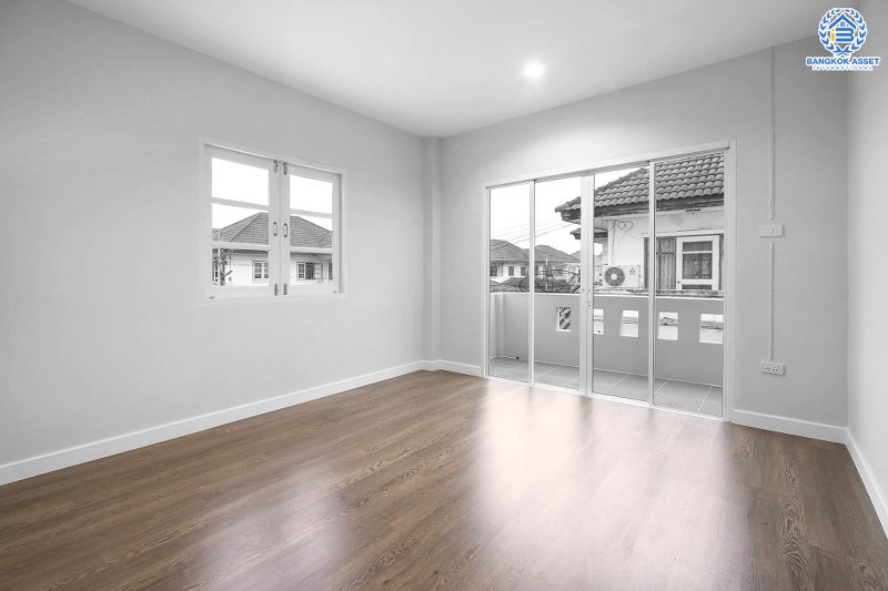 บ้านมือสองตกแต่งใหม่ ม.ลภาวัน9 ชัยพฤกษ์-ปากเกร็ด พบความสุขไซส์ใหญ่ ในราคาสุดคุ้ม! บนเนื้อที่ 60 ตร.ว. ฟังก์ชั่น 3 ห้องนอน 2 ห้องน้ำ 2 ที่จอดรถ บนทำเลที่ดีที่สุด เพียง 350 เมตรจากถนนชัยพฤกษ์ ใกล้เซ็นทรัลแจ้งวัฒนะ และรถไฟฟ้าสายสีม่วง "สถานีบางพลู"...